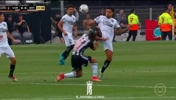 太狠了！解放者杯决赛开场1分钟就惊现鞋钉爆头画面😱
